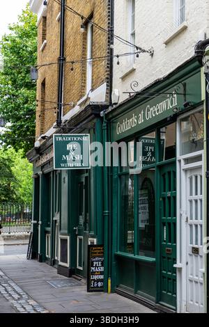 Londres, Royaume-Uni - 23 juillet 2024 : Goddards à Greenwich Storefront avec traditionnel Pie and Mash avec des anguilles. Banque D'Images