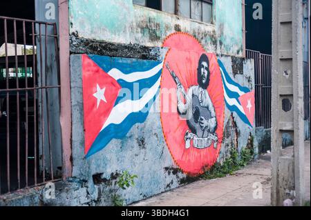 Peinture murale de rue de Che Guevara jouant de la guitare par une peinture murale de drapeau cubain et dessin sur une rue à la Havane, Cuba. Banque D'Images