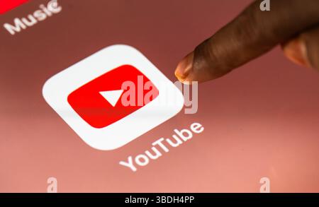 24 mai 2025 : dans cette illustration photo, une personne tape sur l'application Youtube Googles sur une tablette le 24 mai 2025 à New Delhi, en Inde. (Crédit image : © David Talukdar/ZUMA Press Wire) USAGE ÉDITORIAL SEULEMENT ! Non destiné à UN USAGE commercial ! Banque D'Images