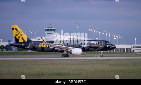 Eurowings A320-214 immatriculé d-AEWM décolle sur la piste nord 26R de l'aéroport de Munich MUC EDDM Banque D'Images