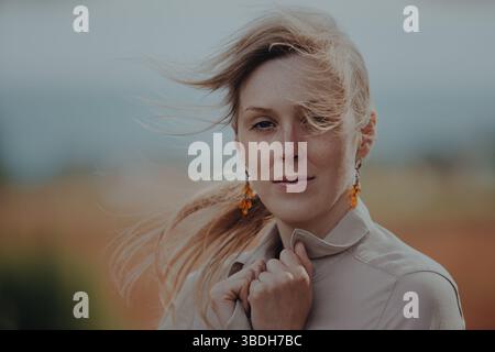 Portrait romantique de belle jeune femme avec des cheveux flottant sur le vent Banque D'Images
