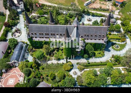 Vue aérienne à l'ancien château de conte de fées près de Ravadinovo, Burgas Bulgarie Banque D'Images