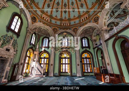 Le grand intérieur de la mosquée Salepcioglu dans le quartier Kemeralti d'Izmir, en Turquie, présente de belles arches, des motifs ornés et des vitraux colorés Banque D'Images
