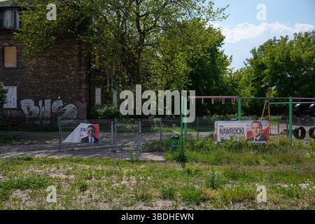 Varsovie, Pologne. 21 mai 2025. Des banderoles avec des images des candidats à la présidence Rafal Trzaskowski et Karol Nawrocki sont vues à Varsovie, en Pologne, le 21 mai 2025. Le 1er juin, les Polonais voteront pour le second tour des élections présidentielles. (Photo de Jaap Arriens/Sipa USA) crédit : Sipa USA/Alamy Live News Banque D'Images