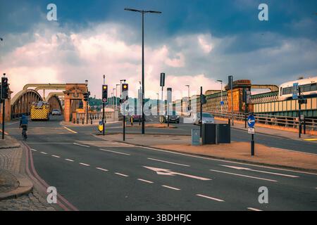 Train du sud-est en direction de Londres via le pont de Rochester le long de la circulation, des pistes cyclables et des voies de bus à un carrefour très fréquenté au bord de la rivière dans Kent UK Banque D'Images