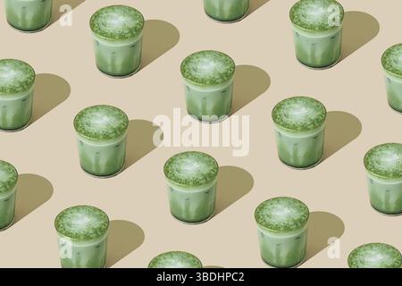 Motif estival créatif en latte matcha glacé sur fond beige. Concept de latte matcha sain minimal. Idée de boisson tendance. Banque D'Images