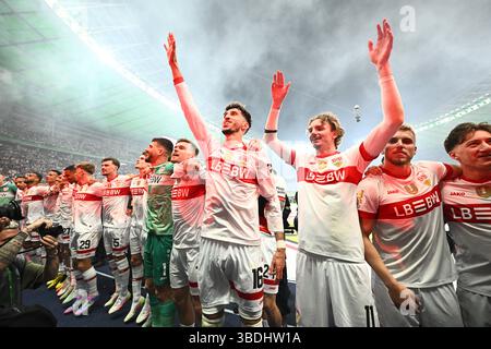 Berlin, Allemagne. 24 mai 2025. Football : DFB Cup, Arminia Bielefeld - VfB Stuttgart, finale, Olympiastadion. Atakan Karazor de Stuttgart (4e à droite) et Nick Woltemade de Stuttgart (3e à droite) célèbrent la victoire avec leurs coéquipiers. NOTE IMPORTANTE : conformément aux règlements de la DFL German Football League et de la DFB German Football Association, il est interdit d'utiliser ou de faire utiliser des photographies prises dans le stade et/ou du match sous forme d'images séquentielles et/ou de séries de photos de type vidéo. Crédit : Tom Weller/dpa/Alamy Live News Banque D'Images