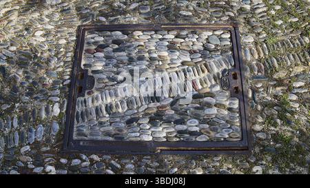Grille de pierre avec motif unique sur un pavé rustique fait de pavés, vieille ville de Rhodes, Rhodes, Dodécanèse, îles grecques, Grèce, Europe Banque D'Images