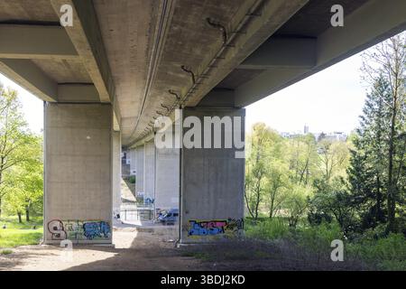 Pont dilapidé. Pont Koerschtal sur la route fédérale 27 à Stuttgart-Moeringen. Le pont, qui se compose de deux parties, doit être démoli et Banque D'Images