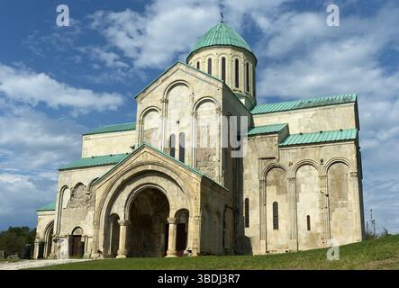 Façade sud avec vestibule, Cathédrale Bagrati, Cathédrale de Kutaisi, ancien site du patrimoine mondial de l'UNESCO, Kutaisi, Imeretia, Géorgie, Asie Banque D'Images