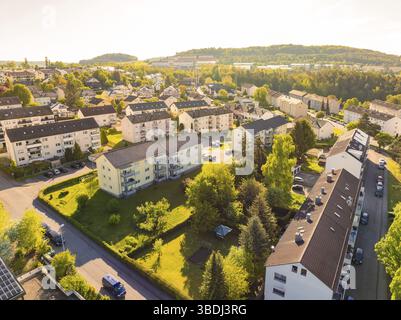 Vue aérienne ensoleillée d'un quartier résidentiel avec de nombreux arbres et espaces verts autour des maisons, Calw, Forêt Noire, Allemagne, Europe Banque D'Images