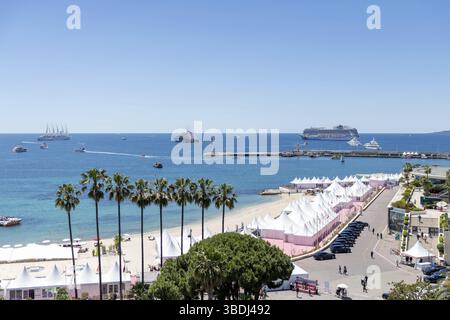 Cannes, France - 23 mai 2024 : un bateau de croisière ancre devant la plage sur la Promenade de la Croisette lors du 78e Festival international du film de Cannes Banque D'Images