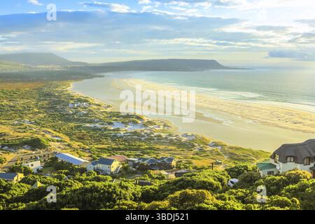Vue aérienne de Noordhoek Beach, parc national de Table Mountain, Afrique du Sud) au coucher du soleil. Noordhoek Beach, 8 km de plage de sable fin de Chapmans Peak Drive à Banque D'Images