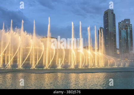 Vue nocturne du spectacle de lumière à la fontaine dansante de Dubaï. Dubai Fountain, la plus grande fontaine chorégraphiée au monde sur la région du lac Burj Khalifa, se produit jusqu'à th Banque D'Images