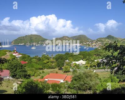 Vue spectaculaire sur la baie de l'Anse du Bourg à Terre-de-Haut, considérée comme la troisième baie au monde pour la beauté. Archipel des Saintes, 15 kilomes Banque D'Images