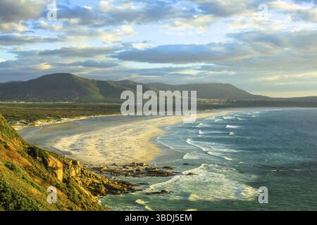Vue aérienne spectaculaire de la plage de Noordhoek, parc national de table Mountain, Afrique du Sud. Noordhoek Beach est la bande de 8 km de long de plage de sable et safa Banque D'Images