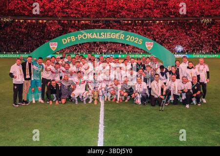 Allemagne. 24 mai 2025. Fussball DFB-Pokal finale Arminia Bielefeld - VfB Stuttgart am 24.05.2025 im Olympiastadion in Berlin Siegerfoto la réglementation DFB interdit toute utilisation de photographies comme séquences d'images et/ou quasi-vidéo. Foto : Revierfoto crédit : ddp Media GmbH/Alamy Live News Banque D'Images