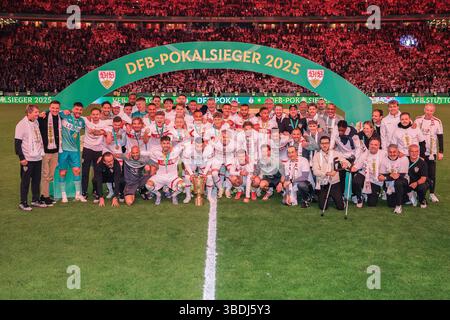 Allemagne. 24 mai 2025. Fussball DFB-Pokal finale Arminia Bielefeld - VfB Stuttgart am 24.05.2025 im Olympiastadion in Berlin Siegerfoto la réglementation DFB interdit toute utilisation de photographies comme séquences d'images et/ou quasi-vidéo. Foto : Revierfoto crédit : ddp Media GmbH/Alamy Live News Banque D'Images
