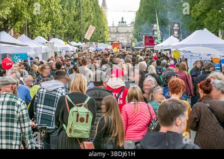 Corso Leopold, Schwabinger Straßenfest auf der Leopoldstrasse, Großer Andrang am Samstagnachmittag, 24. Mai 2025 Deutschland, München, 24. Mai 2025 Corso Leopold, Straßenfest auf der Leopoldstrasse, viele Münchner feiern mit beim Schwabinger Straßenfest zwischen Münchner Freiheit und Siegestor, Großer Andrang am Samstagnachmittag, das Festival findet am 24./25. Mai statt, Blick Richtung Siegestor, schönes Wetter, Frühlingstag, Bayern *** Corso Leopold, festival de rue Schwabing sur Leopoldstrasse, grandes foules le samedi après-midi, 24 mai 2025 Allemagne, Munich, 24 mai, 2025 Corso Leopold, stre Banque D'Images