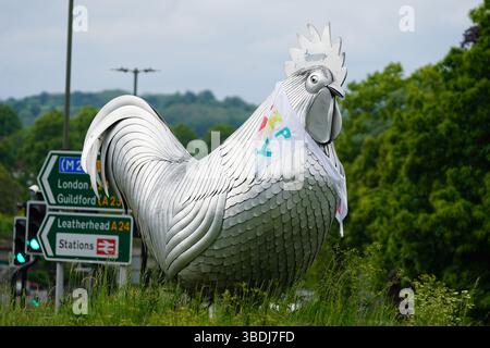 Le Dorking Cockerel est une sculpture sur le rond-point Deepdene à Dorking, Londres et les panneaux routiers Leatherhead sont visibles dans le fond. Dorking, Royaume-Uni Banque D'Images