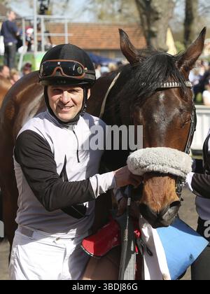 Jozef Bojko remporte le 3ème prix de course d'Hydro Wacht GmbH le 22.04.2023 à l'hippodrome de Magdeburg Herrenkrug sur la jument Mandy's Girl, Jozef Bojko Winning Banque D'Images