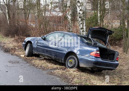PETRVALD, TCHÉQUIE - 26 JANVIER 2024 : épave de Mercedes-Benz CLK Coupe W208 avec aile endommagée, vue latérale arrière avec coffre ouvert Banque D'Images
