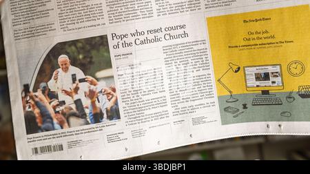 Paris, France - 22 avril 2025 : gros plan de l'article du New York Times intitulé Pope Who reset course of the Catholic Church mettant en vedette le pape François et Mo Banque D'Images