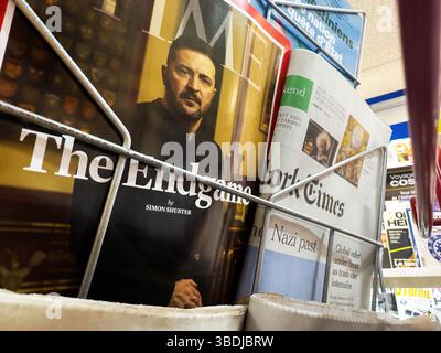 Dijon, France - 12 avril 2025 : le président ukrainien Volodymyr Zelensky apparaît sur la couverture du magazine Time dans un kiosque, avec le titre de la fin de match à côté des journaux mondiaux Banque D'Images