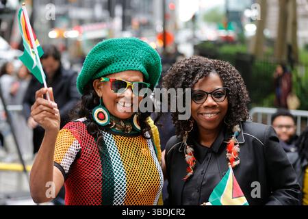 NEW YORK, NY - 23 MAI : Eric Adams, maire de New York, et Trishala Persaud, ambassadeur de l'ONU au Guyana, prononcent une allocution lors d'une cérémonie de levée du drapeau en l'honneur de l'indépendance du Guyana à Bowling Green le vendredi 23 mai 2025. L'événement commémorait le patrimoine national des Guyanes et a réuni des responsables locaux, des membres de la communauté guyanienne et des artistes culturels. (Photo : Luiz Rampelotto/EuropaNewswire). Banque D'Images