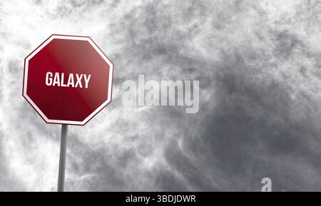 Galaxie, signe rouge avec des nuages en arrière-plan Banque D'Images