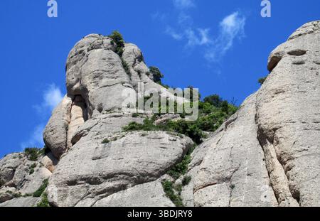 Formations rocheuses montagneuses de Montserrat en Espagne. Chaîne de montagnes à plusieurs sommets près de Barcelone, en Catalogne. Paysage de montagne rocheuse avec calcaire unique Banque D'Images