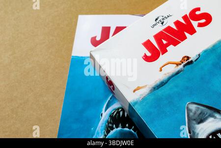 Gros plan de la couverture du film « JAWS » ; isolé sur fond vierge ; prise de vue en angle supérieur. Usage éditorial exclusif. Banque D'Images