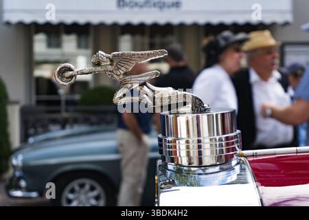 Suisse - 23 juin 2019 : gros plan de l'ornement du capot d'une voiture de sport Packard classique au Heidiland Classic car Meet Banque D'Images