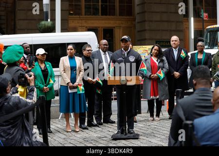 NEW YORK, NY - 23 MAI : Eric Adams, maire de New York, et Trishala Persaud, ambassadeur de l'ONU au Guyana, prononcent une allocution lors d'une cérémonie de levée du drapeau en l'honneur de l'indépendance du Guyana à Bowling Green le vendredi 23 mai 2025. L'événement commémorait le patrimoine national des Guyanes et a réuni des responsables locaux, des membres de la communauté guyanienne et des artistes culturels. (Photo : Luiz Rampelotto/EuropaNewswire). Banque D'Images