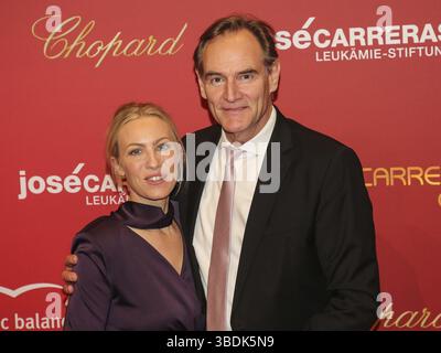 Le maire de Leipzig Burkhard Jung avec sa femme Ayleena au 25e Gala Jose Carreras le 12 décembre 2019 à Leipzig Banque D'Images