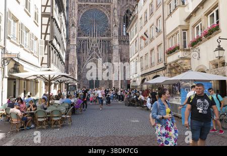 France - 10 août 2019 : vue sur la cathédrale de Strasbourg et de nombreux touristes sur la rue Mercière en plein été Banque D'Images