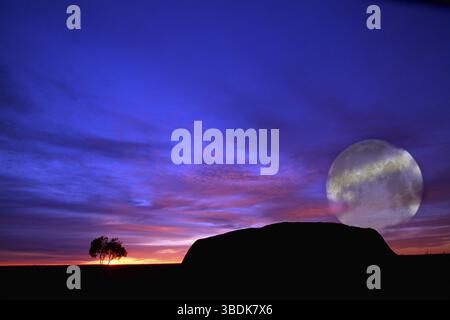 Pleine lune derrière Ayers Rock, territoire du Nord, Australie, pleine lune derrière Ayers Rock, Australie, Océanie Banque D'Images