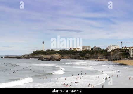 France - 21 octobre 2020 : de nombreux surfeurs apprécient les vagues de la Grande plage de Biarritz Banque D'Images