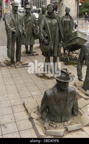 Wroclaw, Pologne - 17 septembre 2021 : vue sur la sculpture d'un piéton anonyme dans le centre historique de Wroclaw Banque D'Images