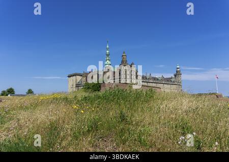 Helsingor, Danemark - 17 juin 2021 : vue sur le château de Kronborg, sur la côte de la mer Baltique, à Helsingor Banque D'Images