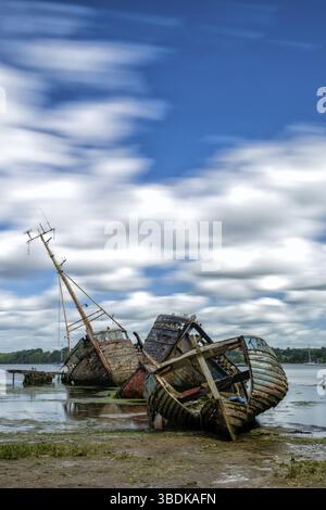 PIN Mill, Angleterre - 11 juin 2022 : vue sur le cimetière de bateaux de PIN Mill sur l'Orwell dans le Suffolk à marée basse Banque D'Images