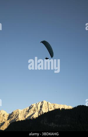 Silhouette de la dolomite en parapente paysage de montagne dans la lumière du soir près de la Valle Banque D'Images