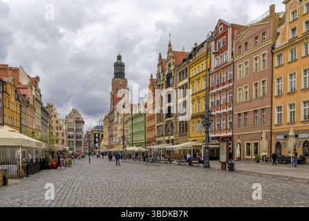 Wroclaw, Pologne - 17 septembre 2021 : centre historique de la vieille ville de Breslau avec des bâtiments hauts en couleur sur la place principale de la ville, près de l'hôtel de ville Banque D'Images