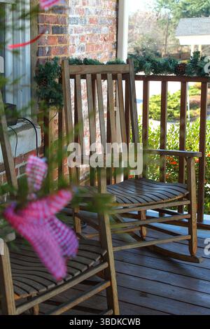 Rockers sur un porche d'un bâtiment vieux à China Grove, Caroline du Nord Banque D'Images