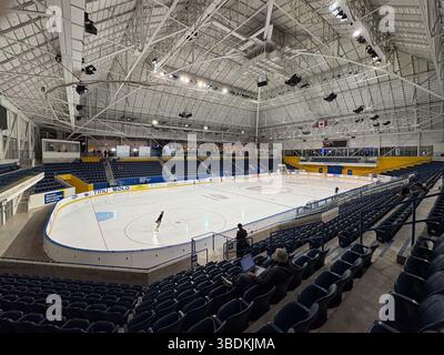 Patinoire du Mattamy Athletic Centre, Toronto, Canada. Vue intérieure montrant les sièges vides et la surface de glace dans l'arène sportive. Banque D'Images