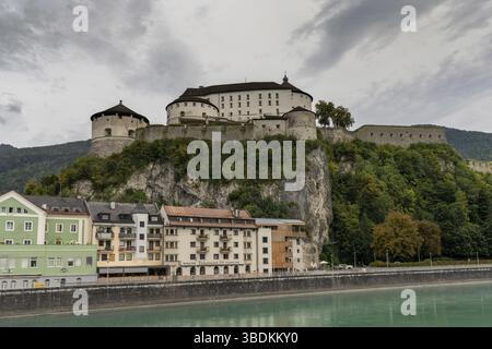 Kufstein, Autriche: 26 septembre 2021: Vue sur la forteresse de Kufstein au-dessus du centre de la vieille ville et de la rivière Inn Banque D'Images
