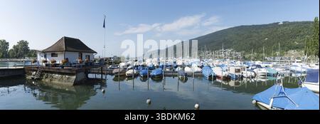 Suisse - 28 août 2019 : vue panoramique de l'école de bateaux et du port sur le lac de Bienne en Suisse Banque D'Images