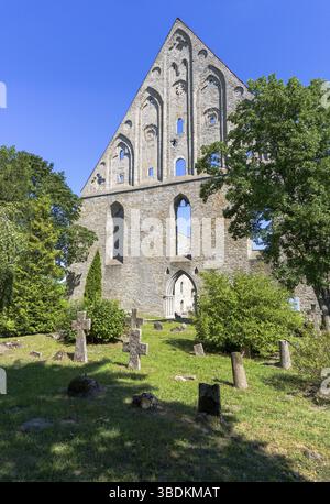 Pirita, Estonie - 6 août 2021 : vue sur les ruines du couvent de Pirita et du cimetière près de Tallinn Banque D'Images