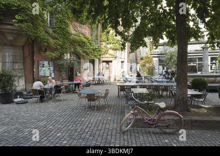 Suisse - 28 août 2019 : café et bar pittoresques dans la vieille ville historique de Bienne Banque D'Images