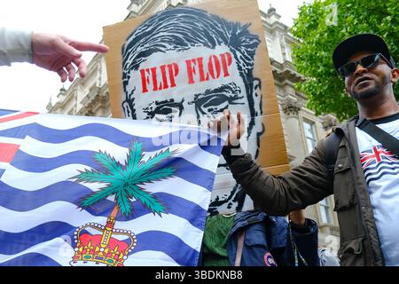 Londres, Royaume-Uni. 25 mai 2025. Les Chagossiens opposés à la reddition britannique du territoire britannique et à sa cession à Maurice, manifestent en face de Downing Street, parlant de trahison par le gouvernement de Keir Starmer. L’accord, brièvement bloqué par une injonction de la haute Cour de 11e heure jeudi dernier, a empêché la cession des 60 îles de l’océan Indien a été achevé plus tard dans la journée. Le groupe s'est joint à d'autres manifestants de la Grande grève nationale britannique qui se déroulait dans les villes du pays. Crédit : onzième heure photographie/Alamy Live News Banque D'Images